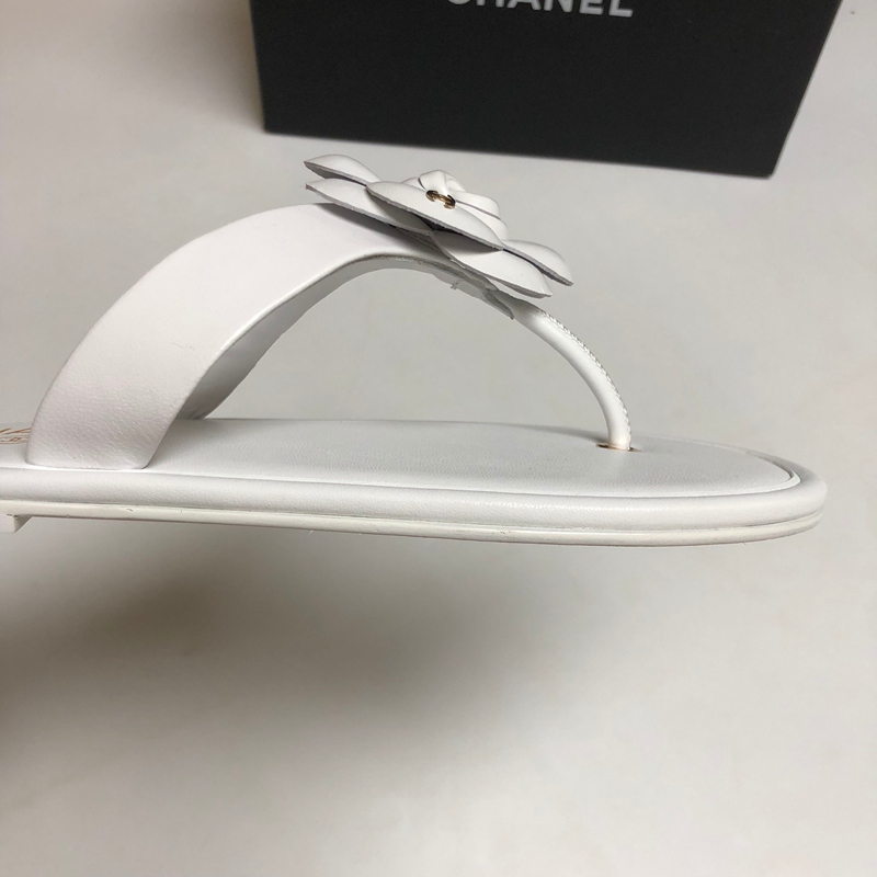 Chanel Thongs - Patent calfskin, white (5)
